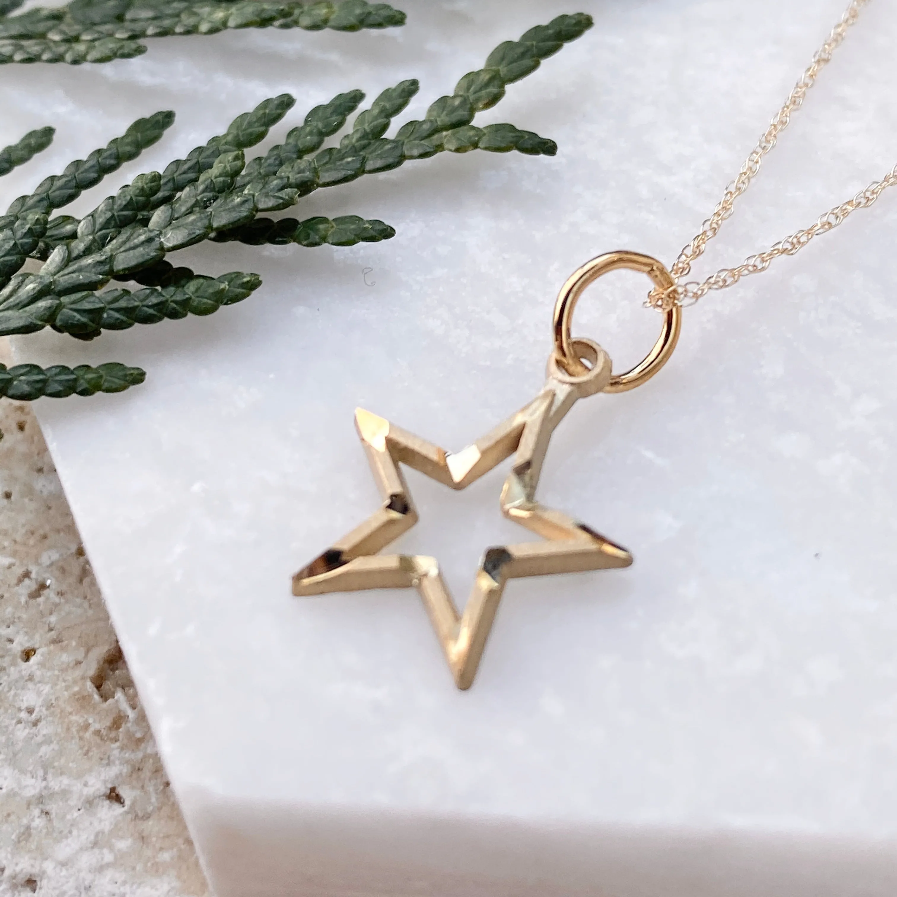 10KT Yellow Gold Diamond-Cut Star Pendant Chain Necklace