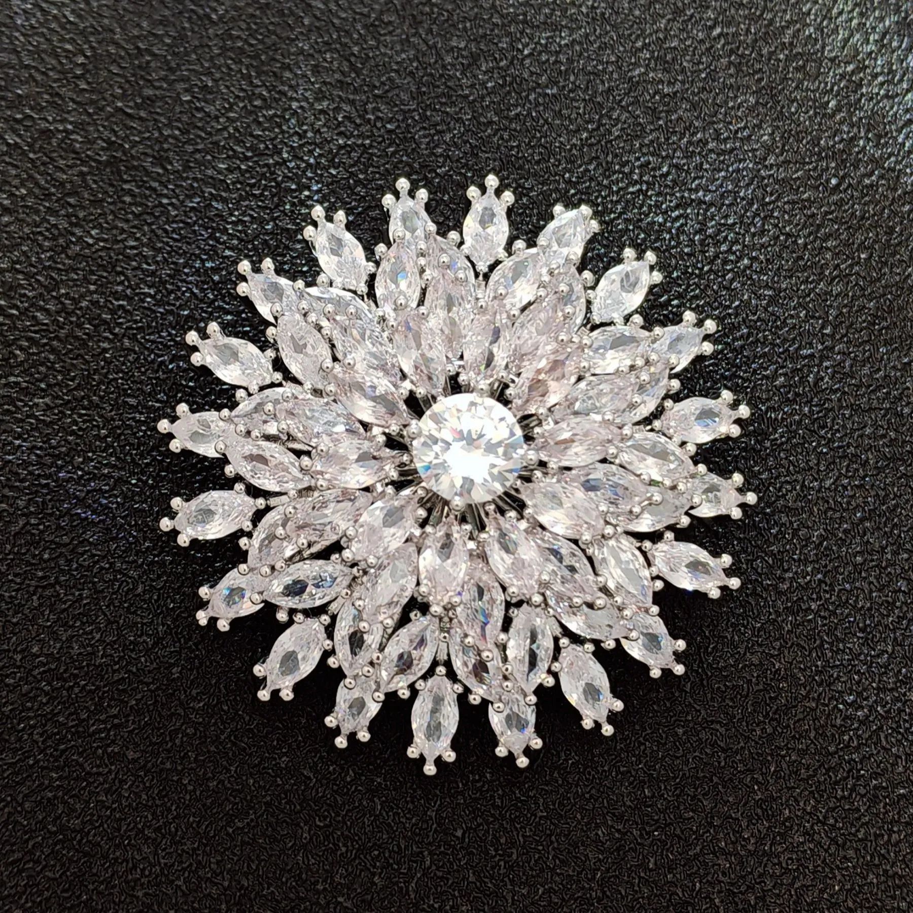Burst Star Transparent Brooch – Large Round Design with Shimmering Starry Effect – Elegant Copper Brooch for Women