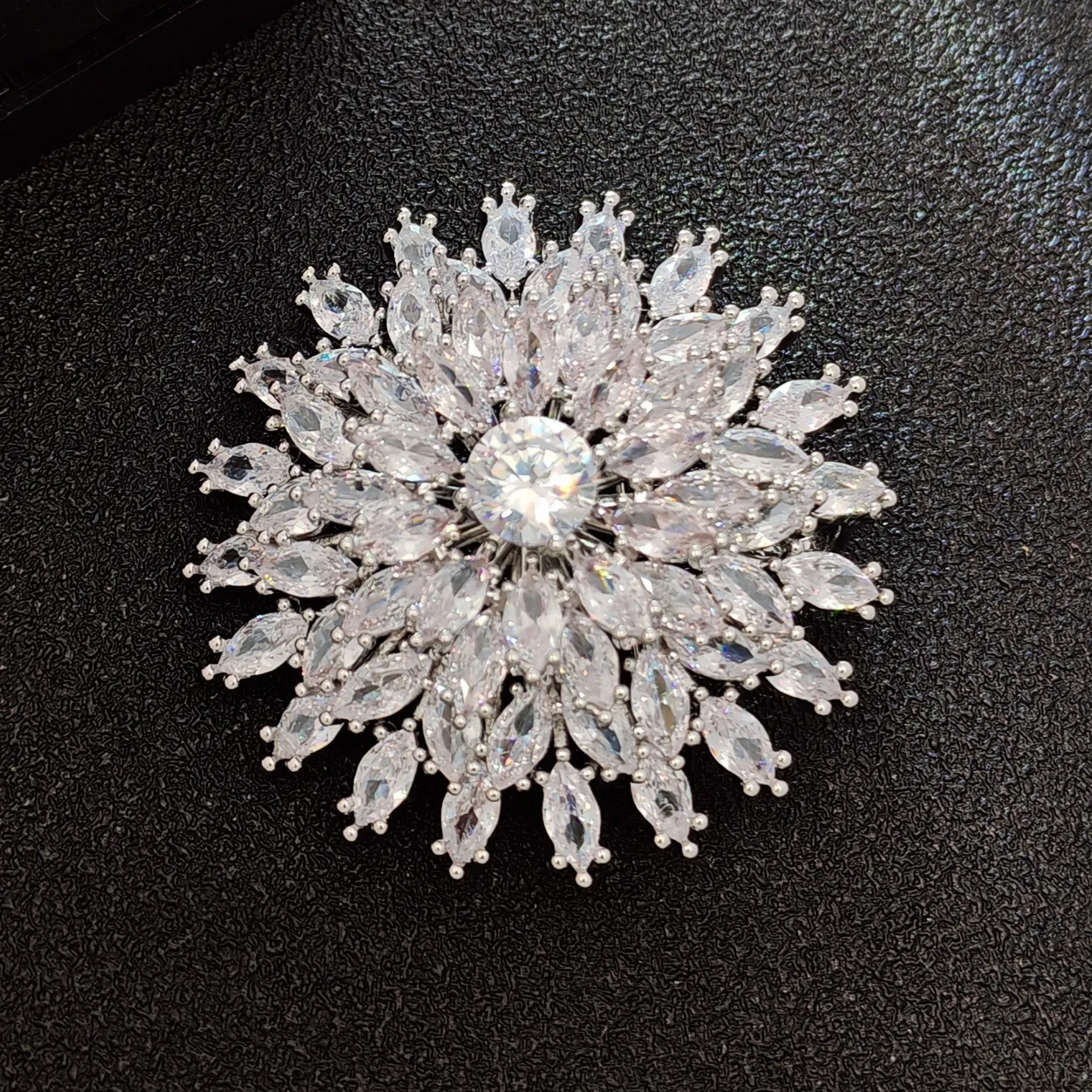 Burst Star Transparent Brooch – Large Round Design with Shimmering Starry Effect – Elegant Copper Brooch for Women