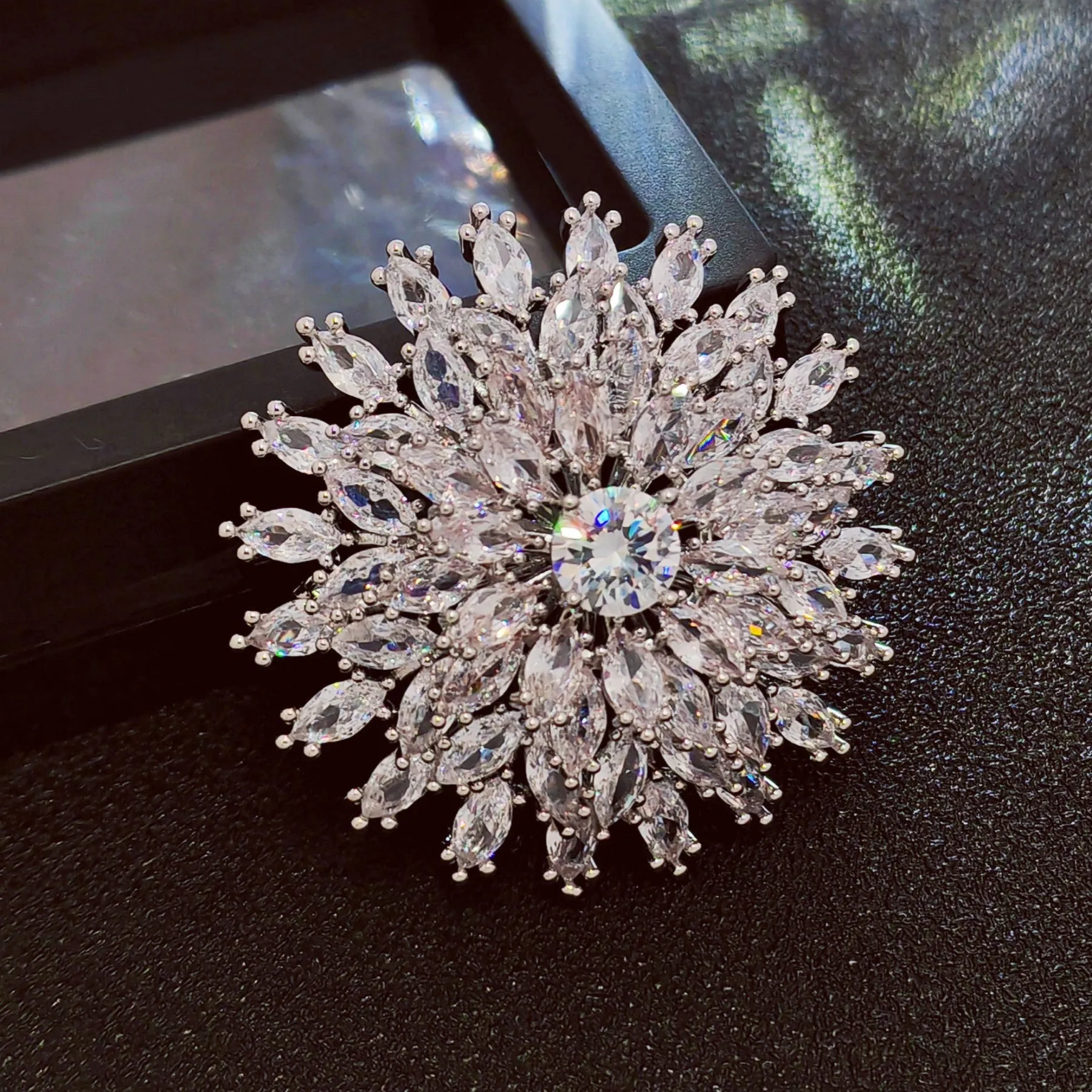 Burst Star Transparent Brooch – Large Round Design with Shimmering Starry Effect – Elegant Copper Brooch for Women