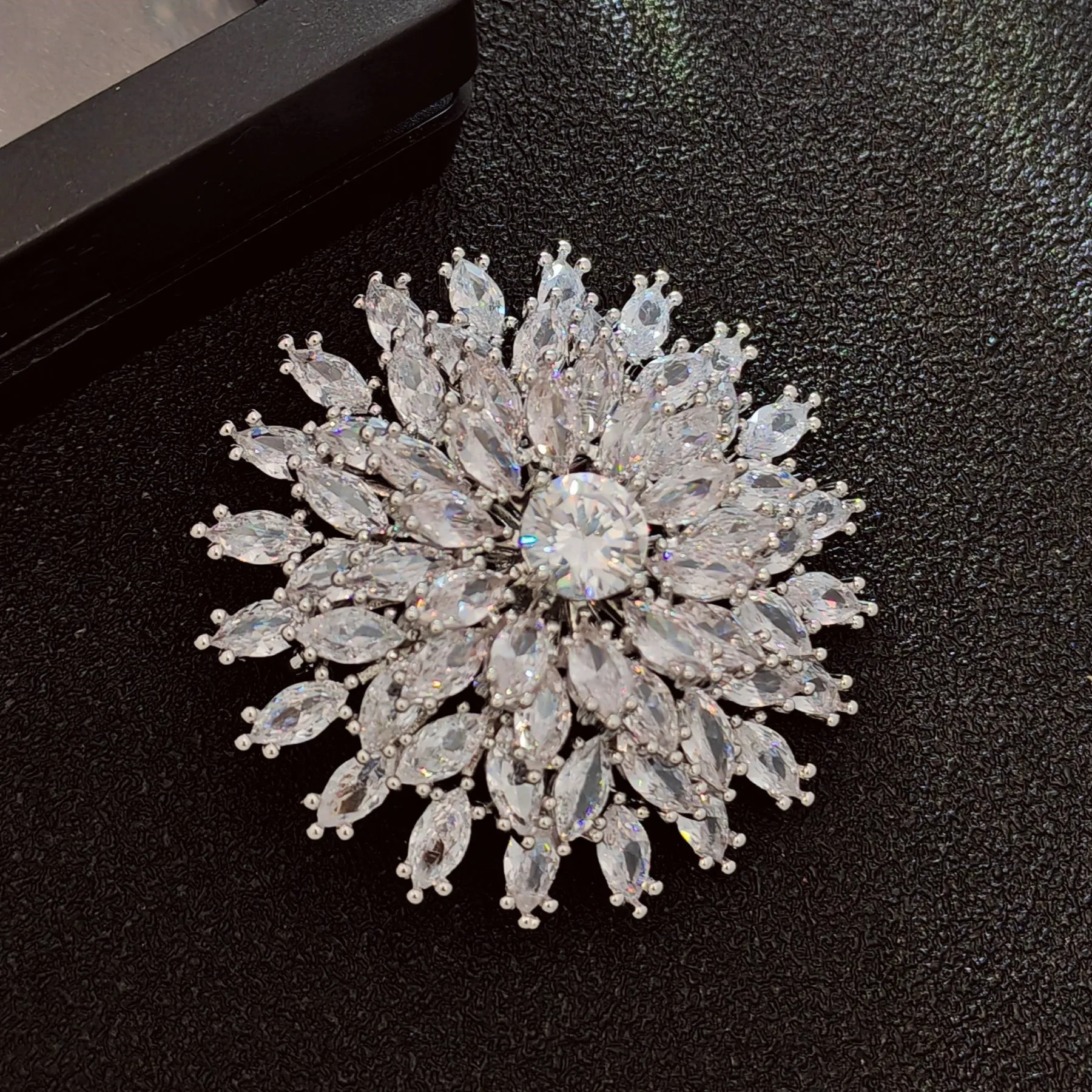 Burst Star Transparent Brooch – Large Round Design with Shimmering Starry Effect – Elegant Copper Brooch for Women