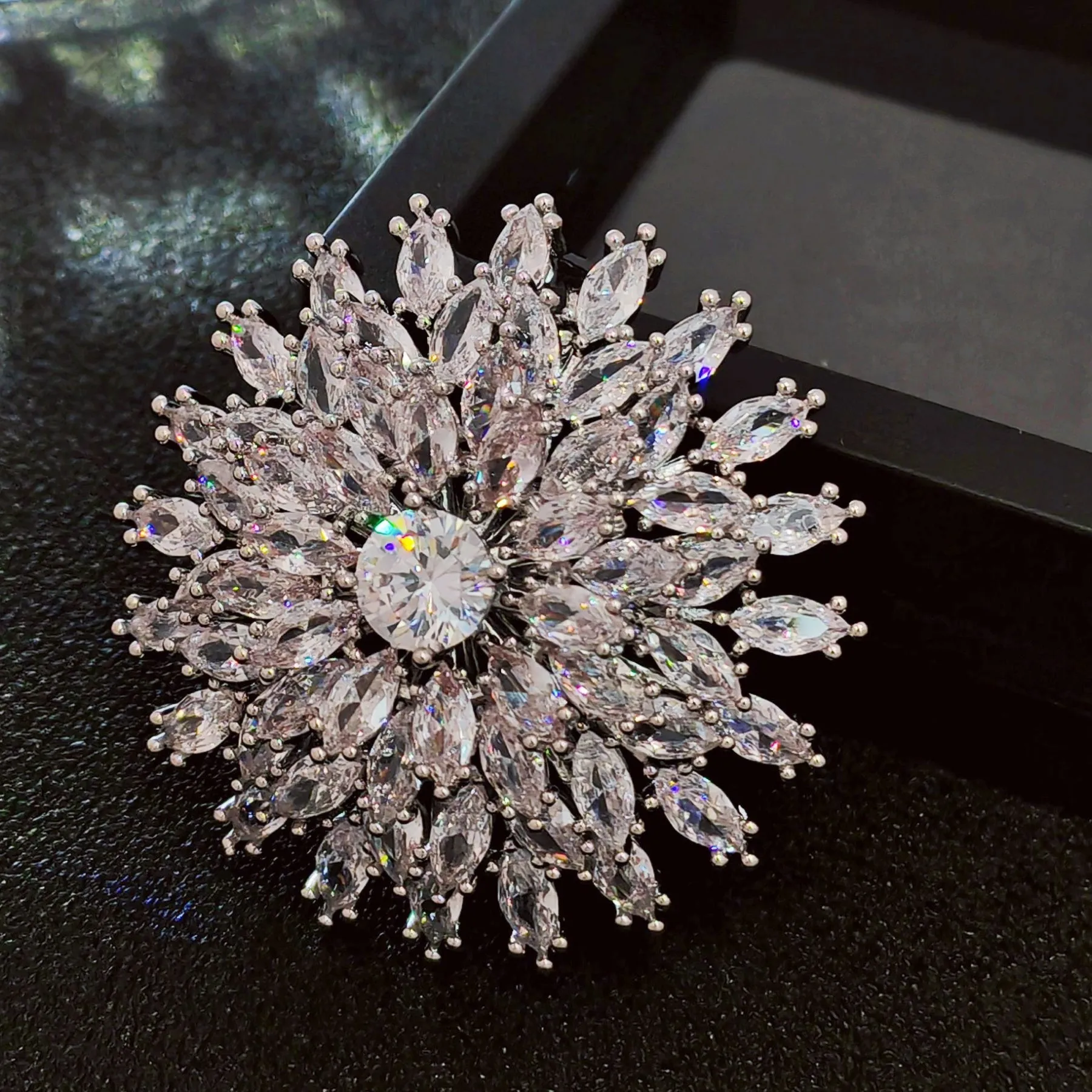 Burst Star Transparent Brooch – Large Round Design with Shimmering Starry Effect – Elegant Copper Brooch for Women