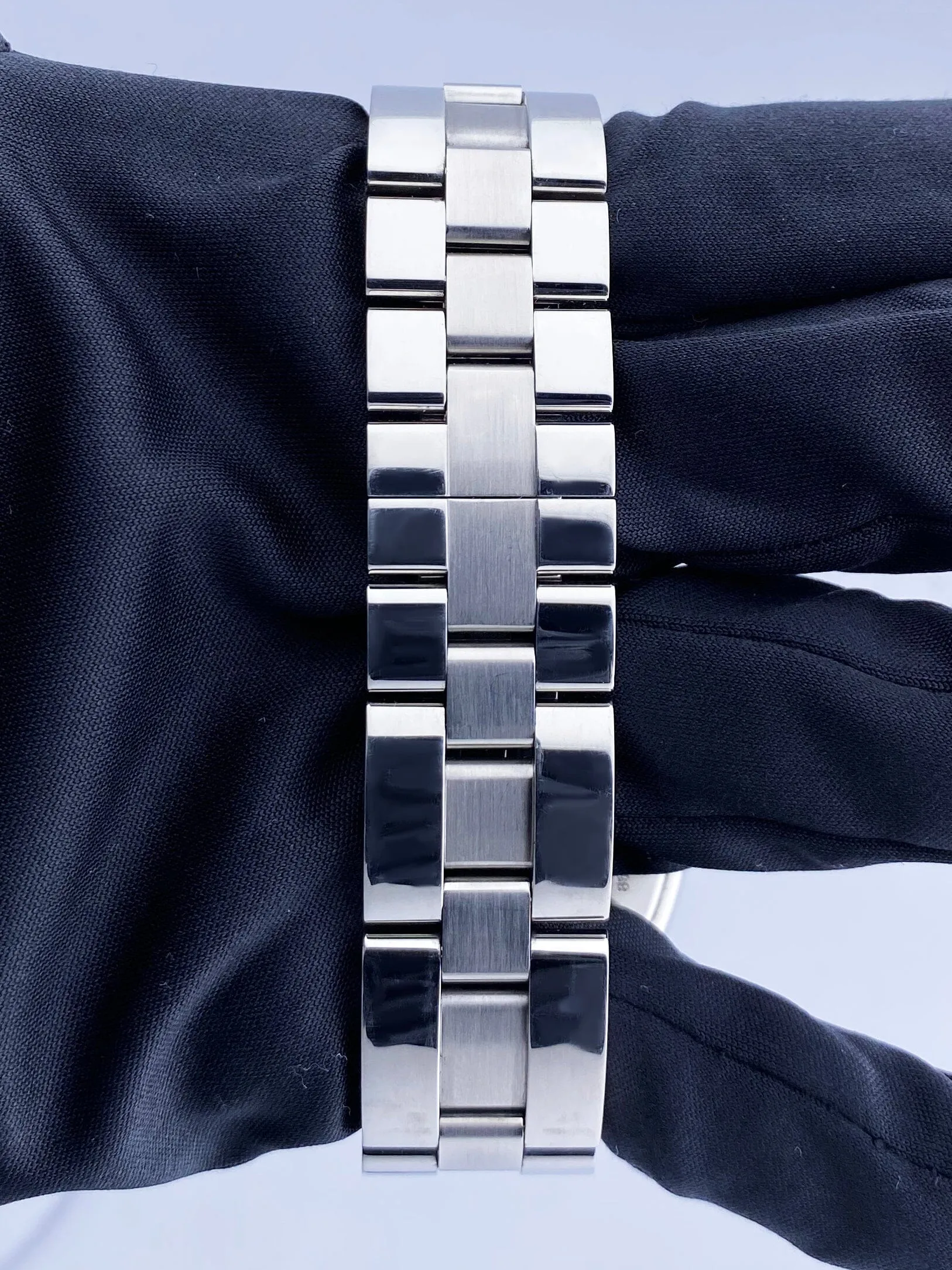 Cartier Roadster XL W62020X6 Black Dial Mens Watch Box Papers