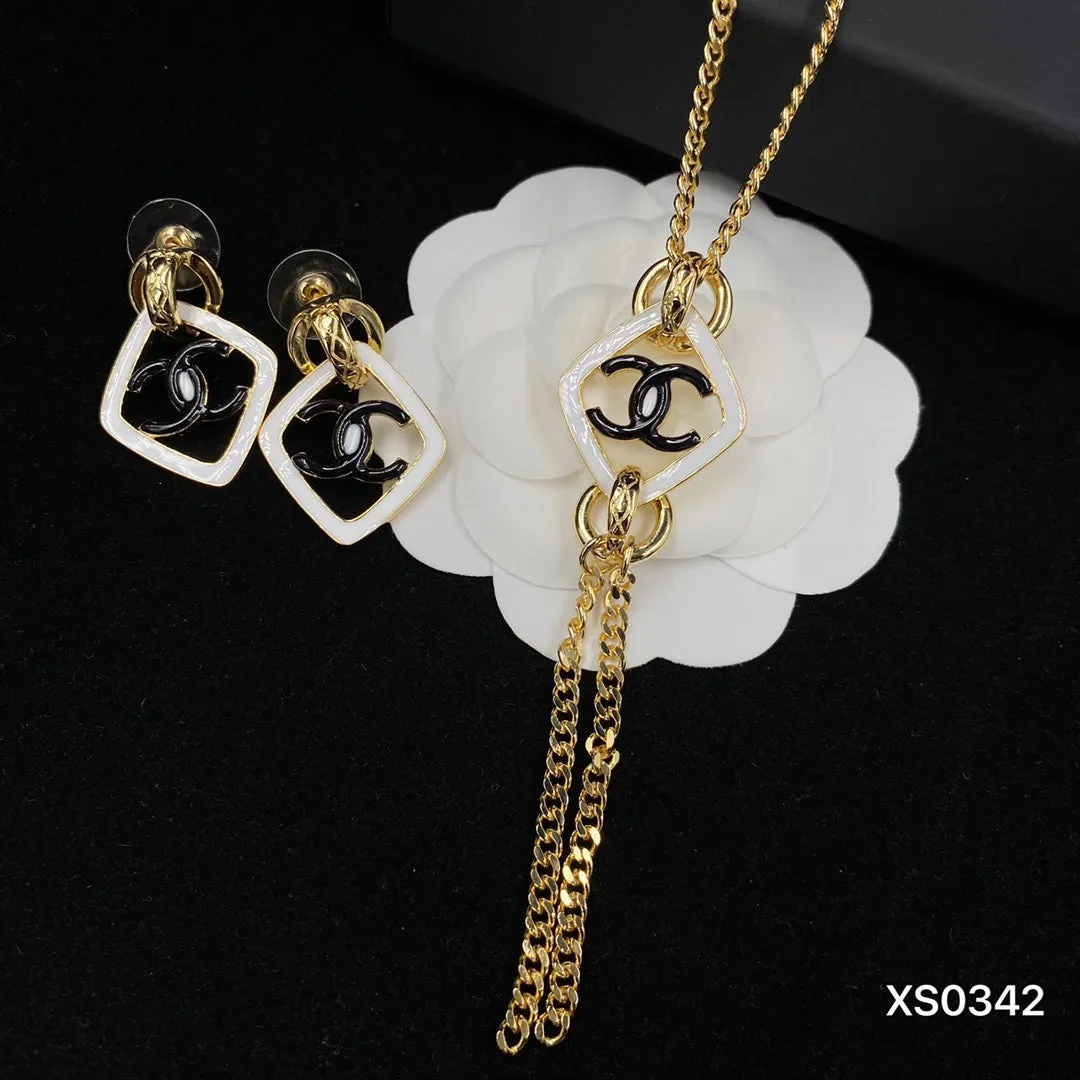 Charming Geometric Gold Chain