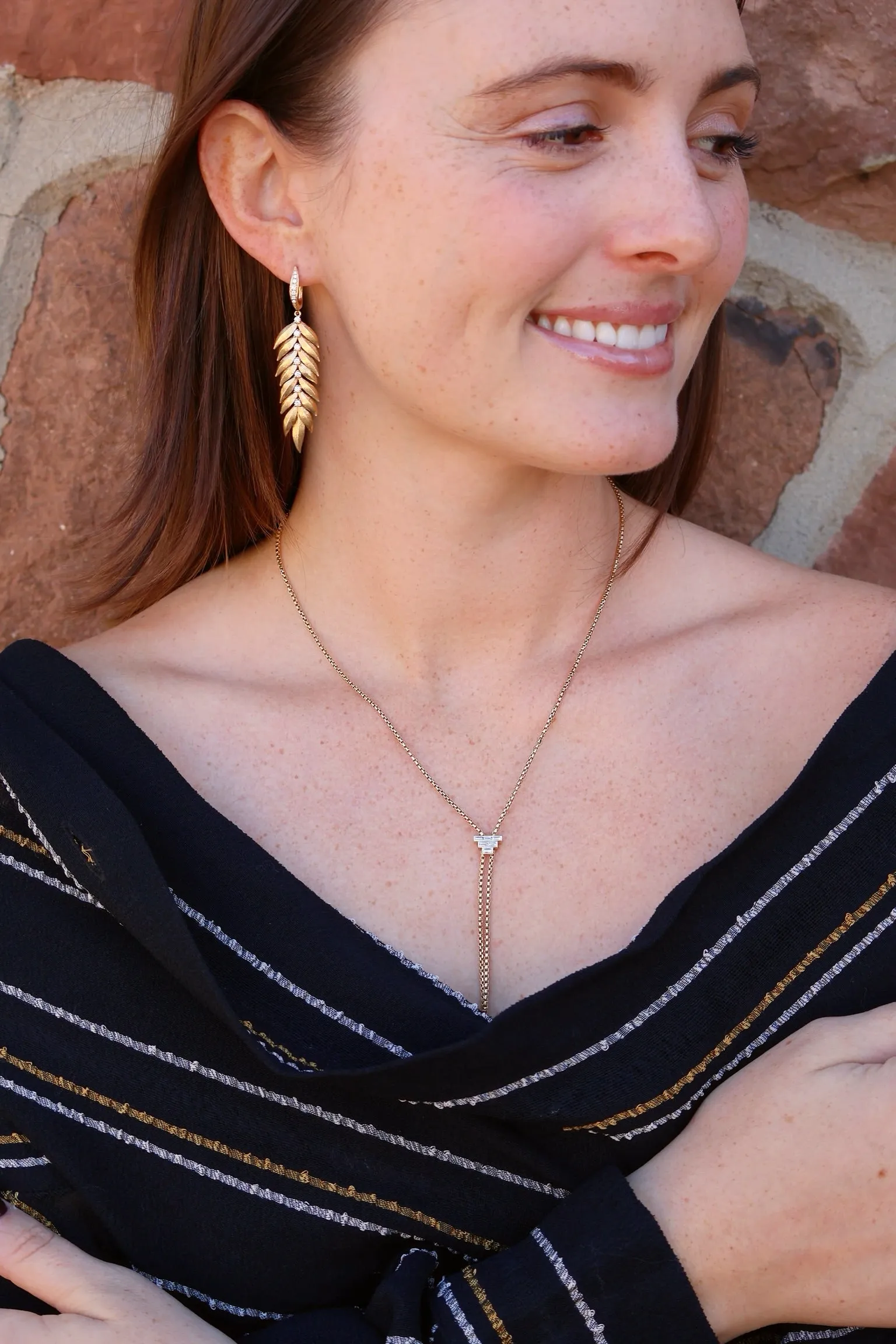 Diamond Folha Drop Earrings