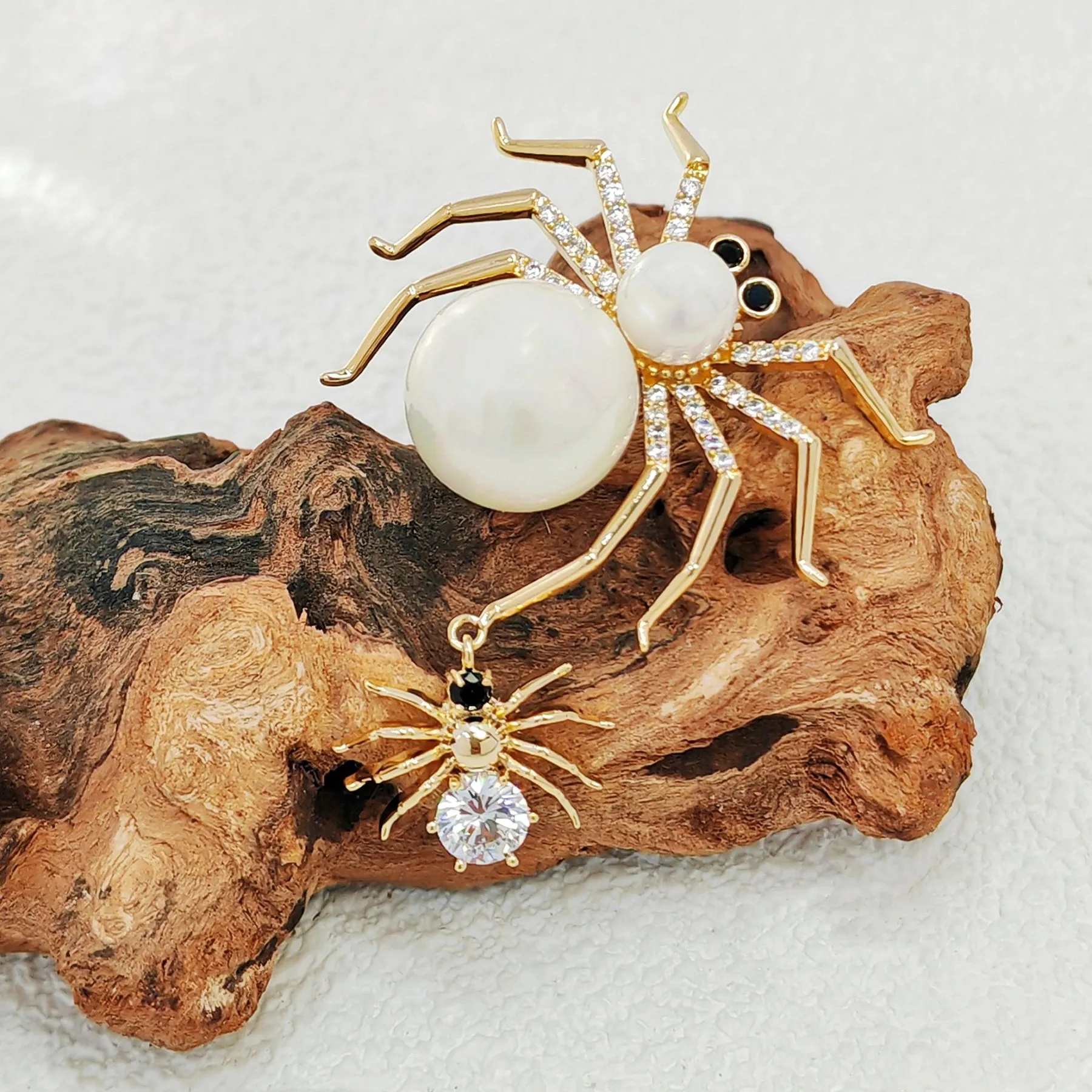 Jewelblings Stunning Designer Black Spider and White Mother of Pearl Spider Brooches and Pins Halloween Witch Costume Hat Insect Jewelry