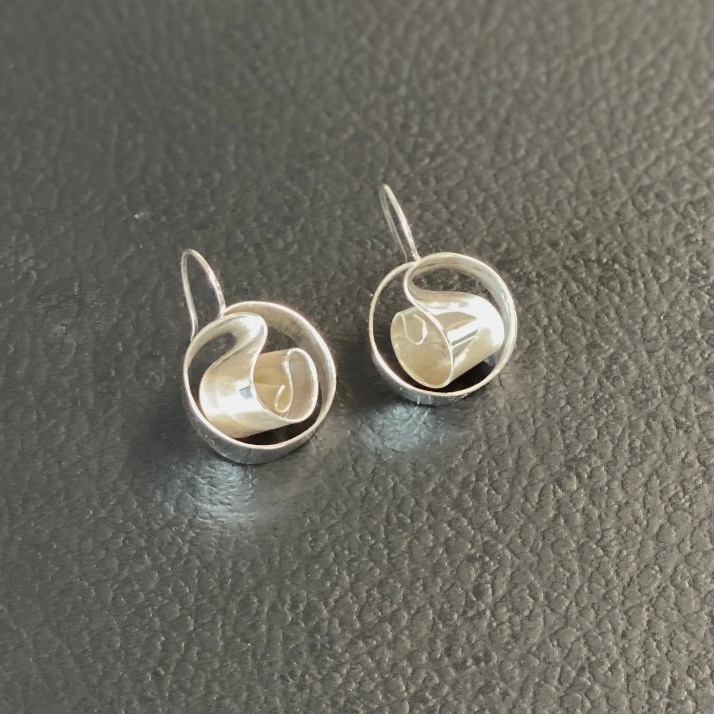 Mobius © drop earrings