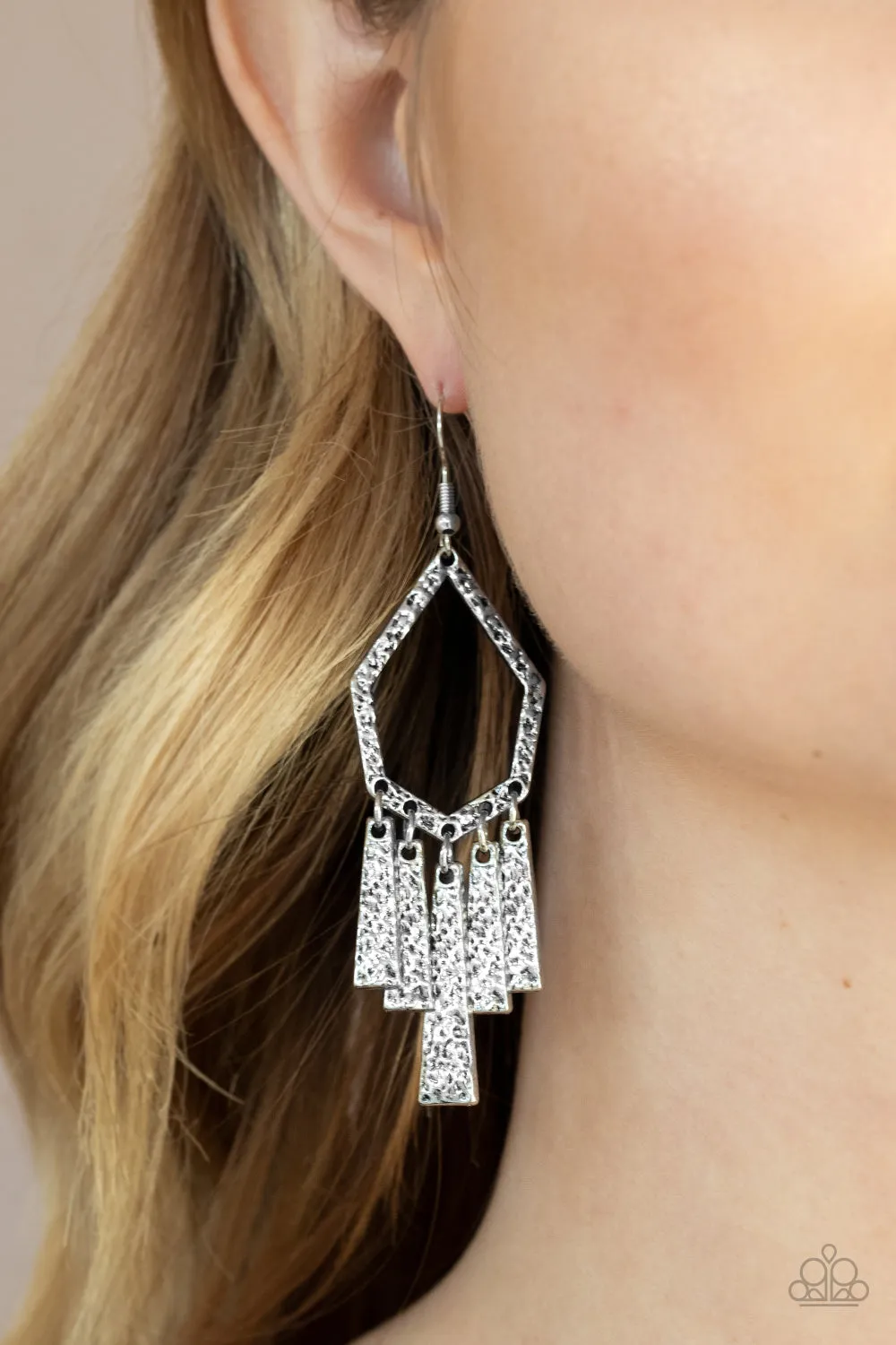Museum Find Silver
Earrings Paparazzi