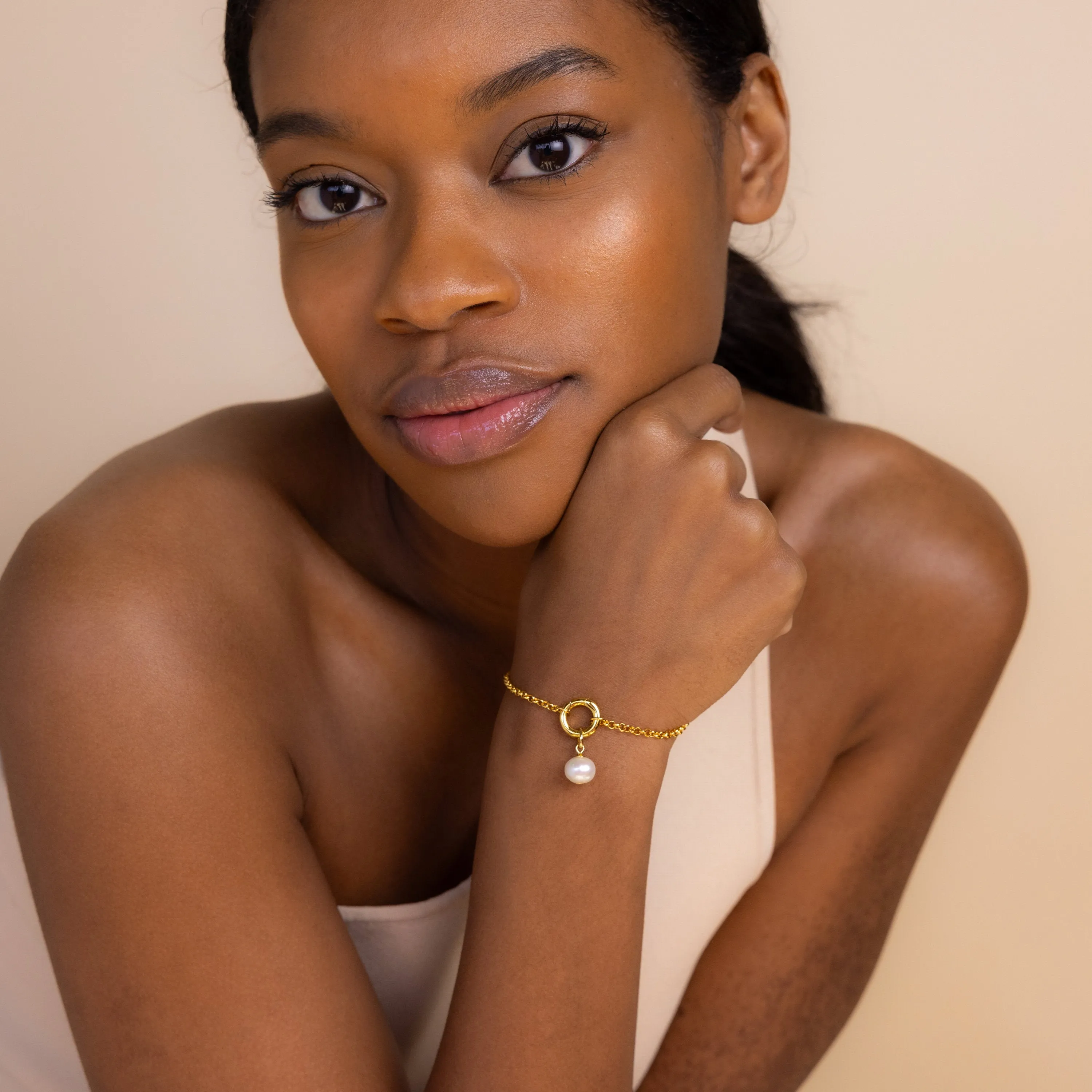Rolo Circle Charm Bracelet in 18K Gold