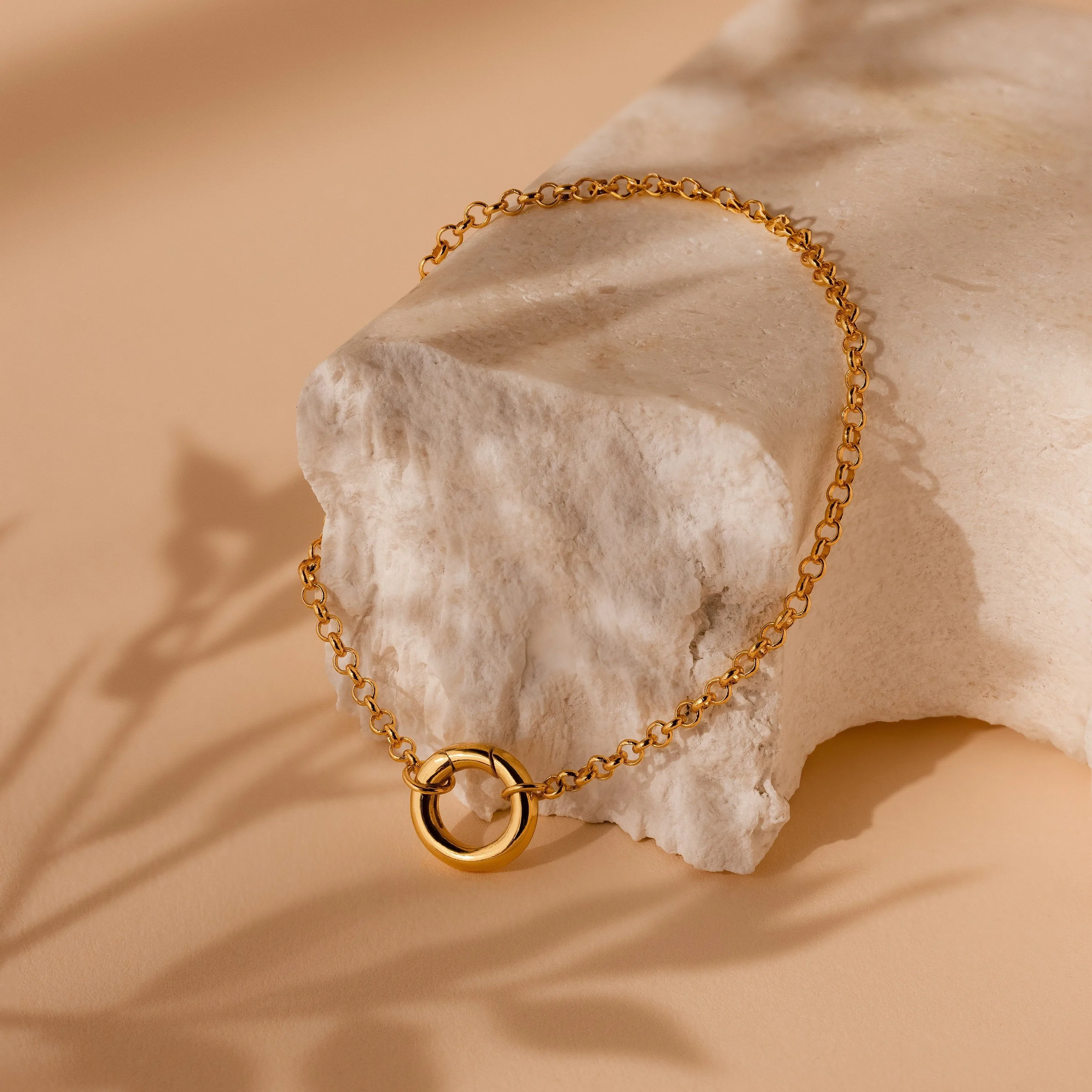 Rolo Circle Charm Bracelet in 18K Gold