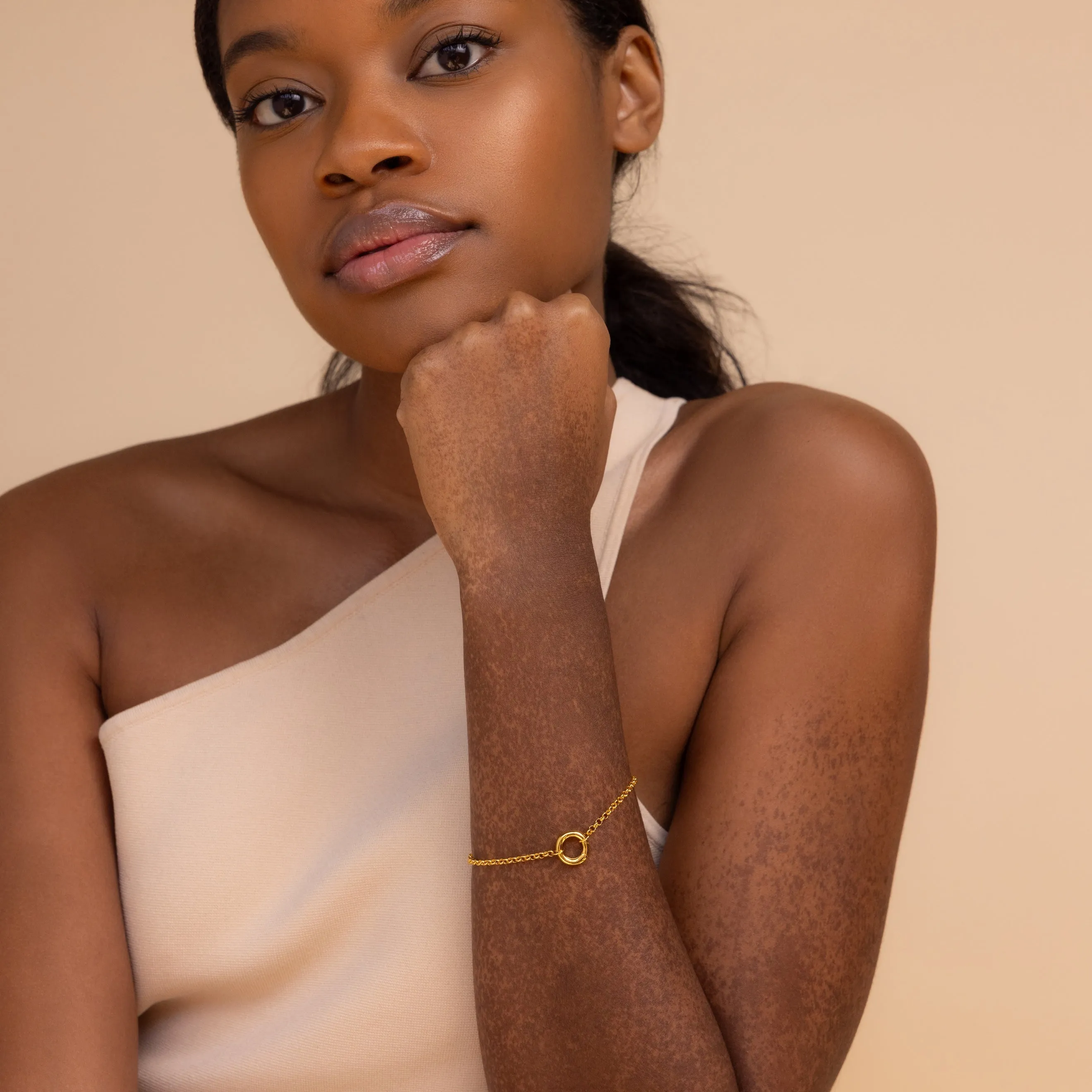Rolo Circle Charm Bracelet in 18K Gold