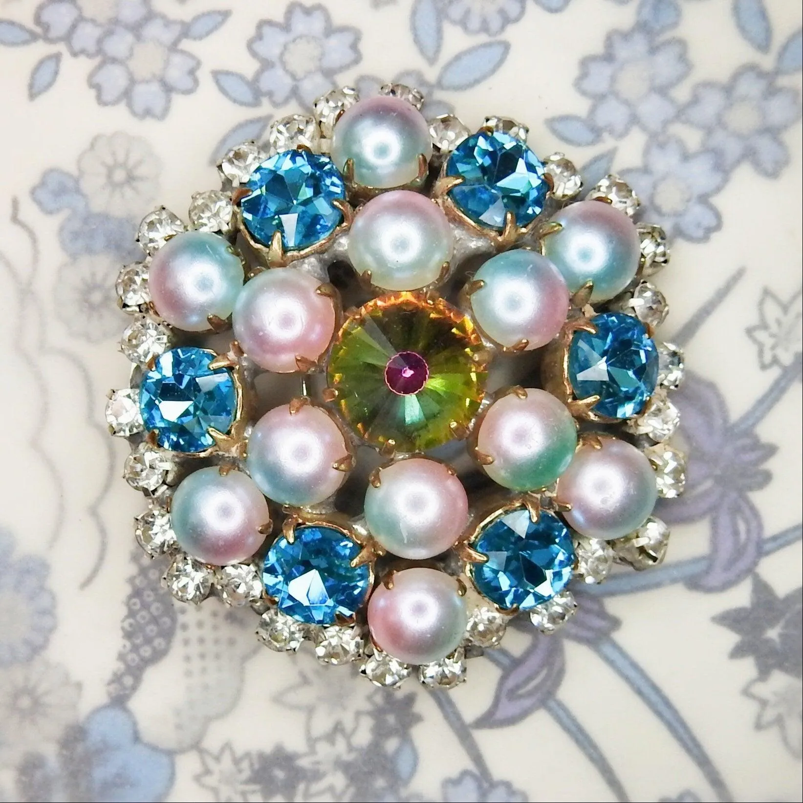Round pearl brooch
