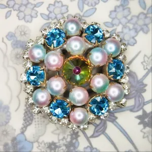 Round pearl brooch