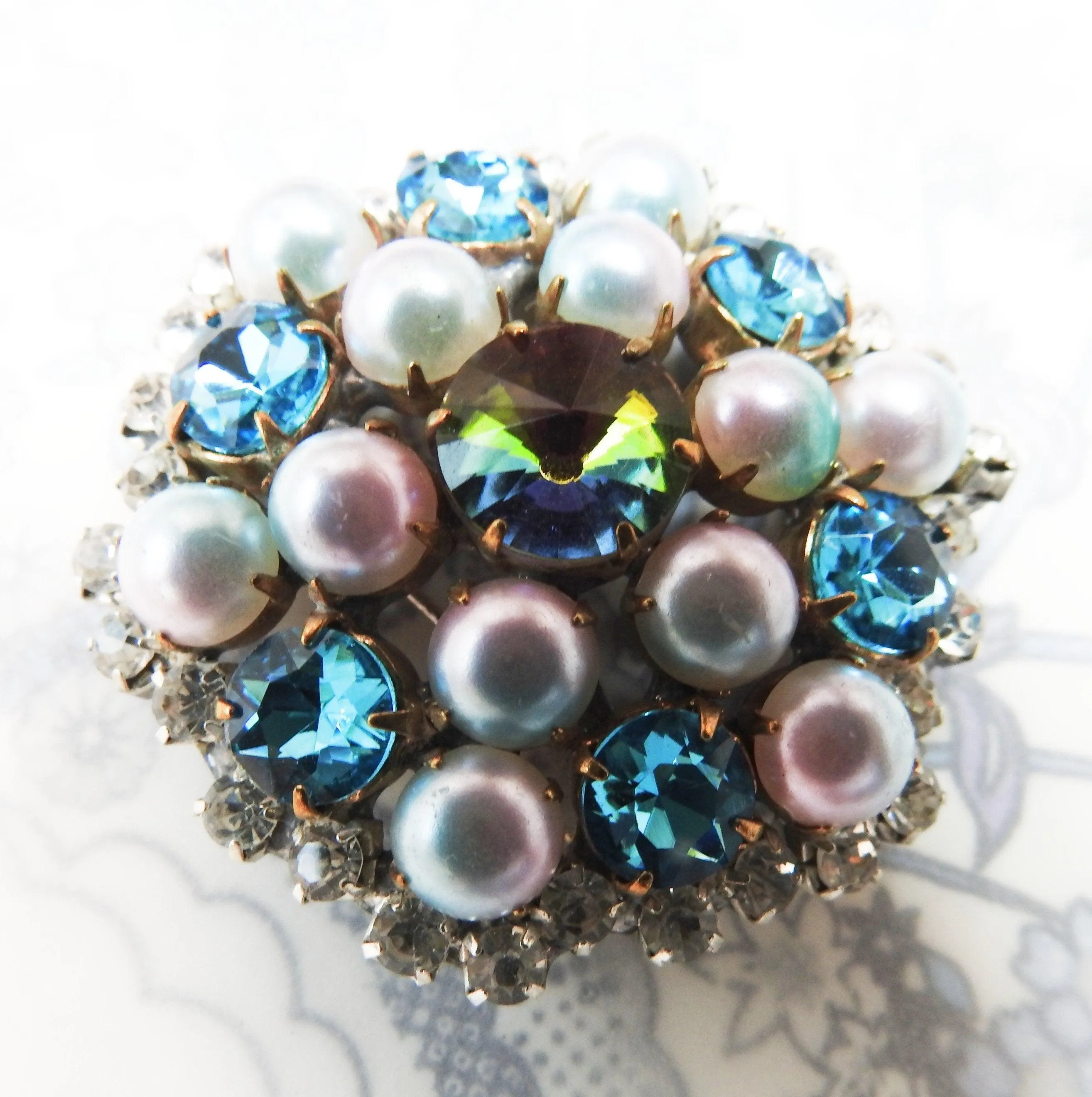 Round pearl brooch
