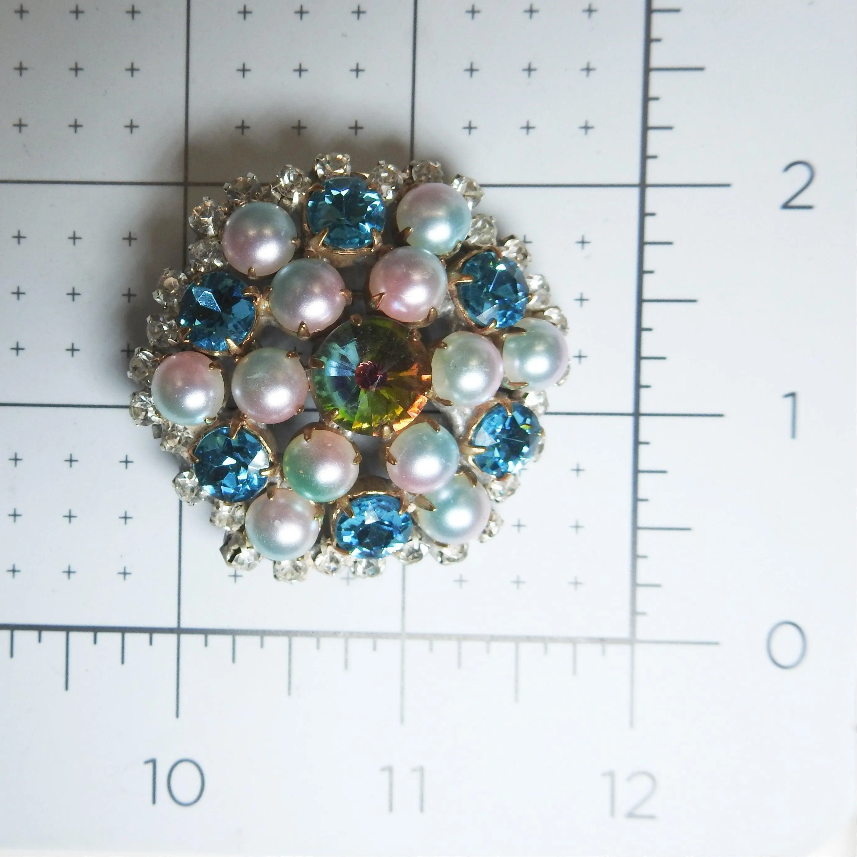 Round pearl brooch