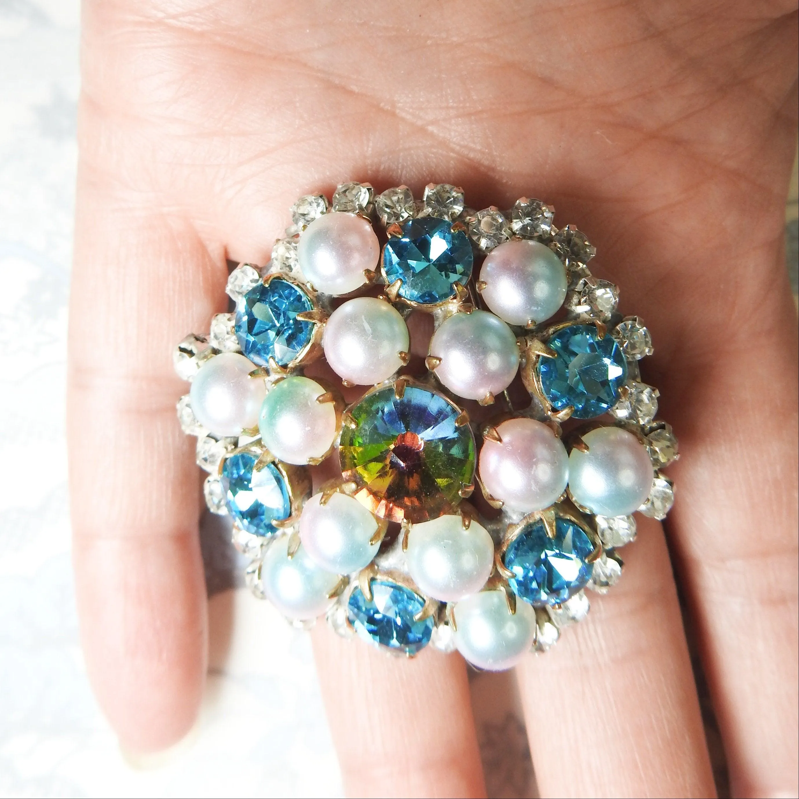 Round pearl brooch