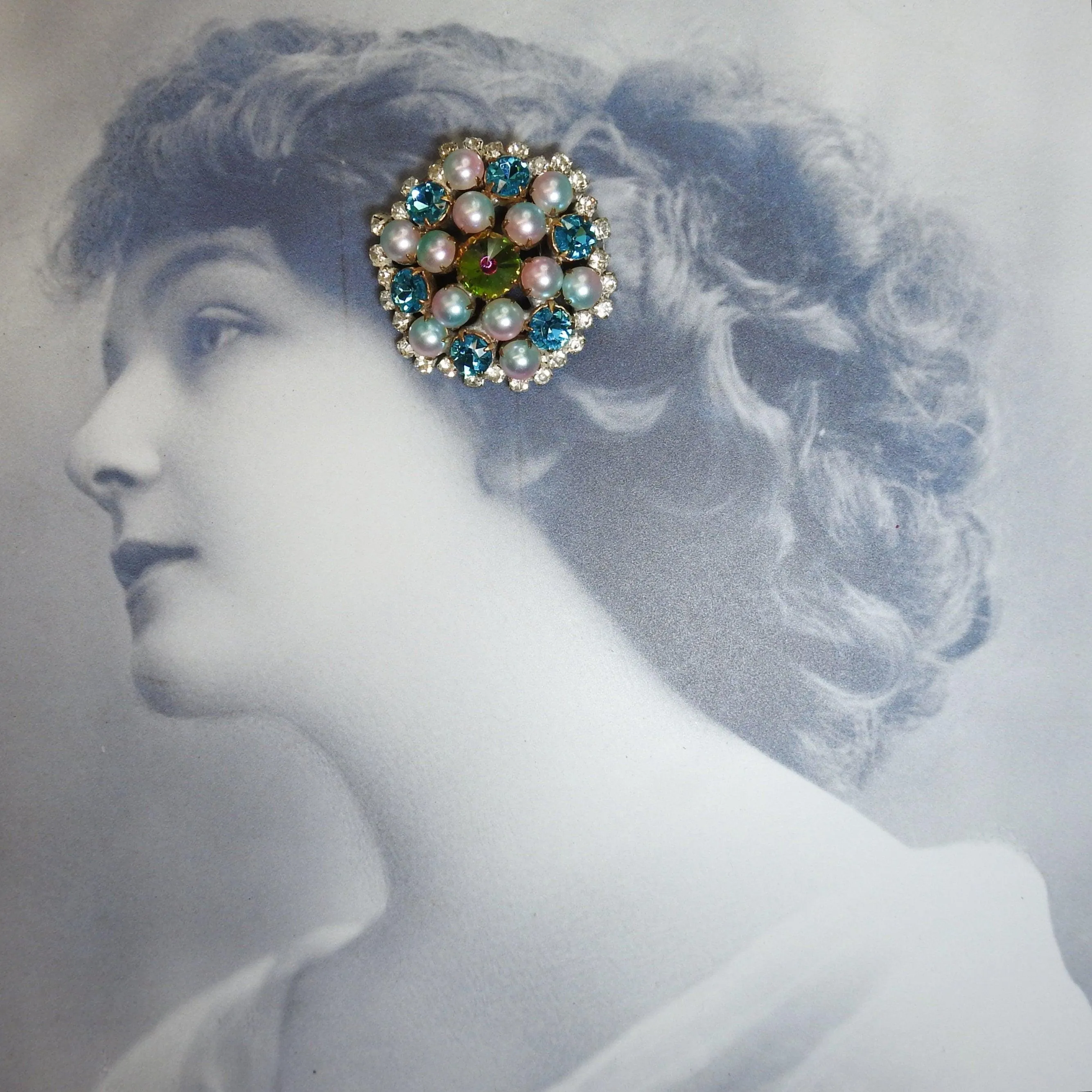 Round pearl brooch