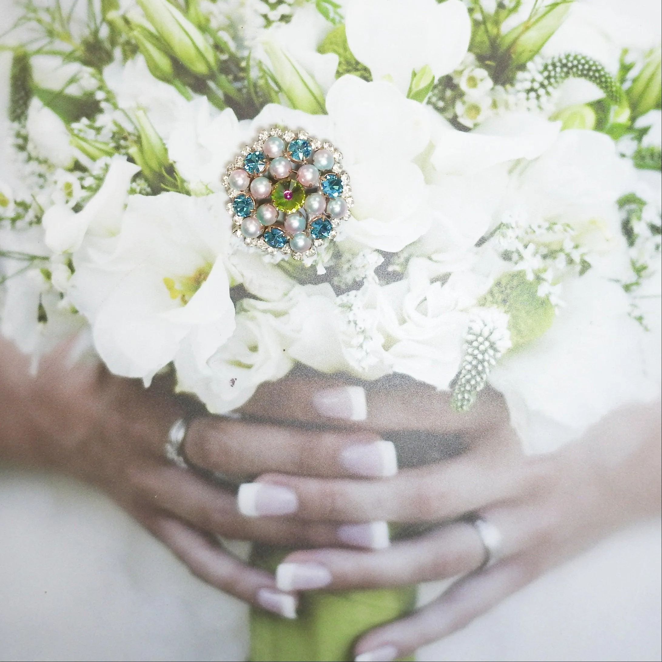 Round pearl brooch