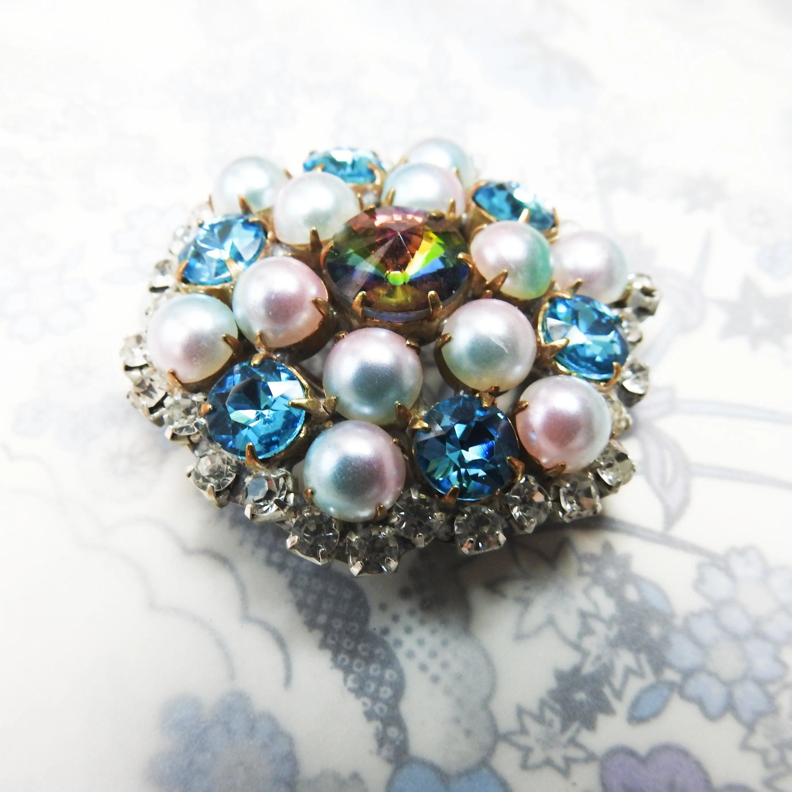 Round pearl brooch
