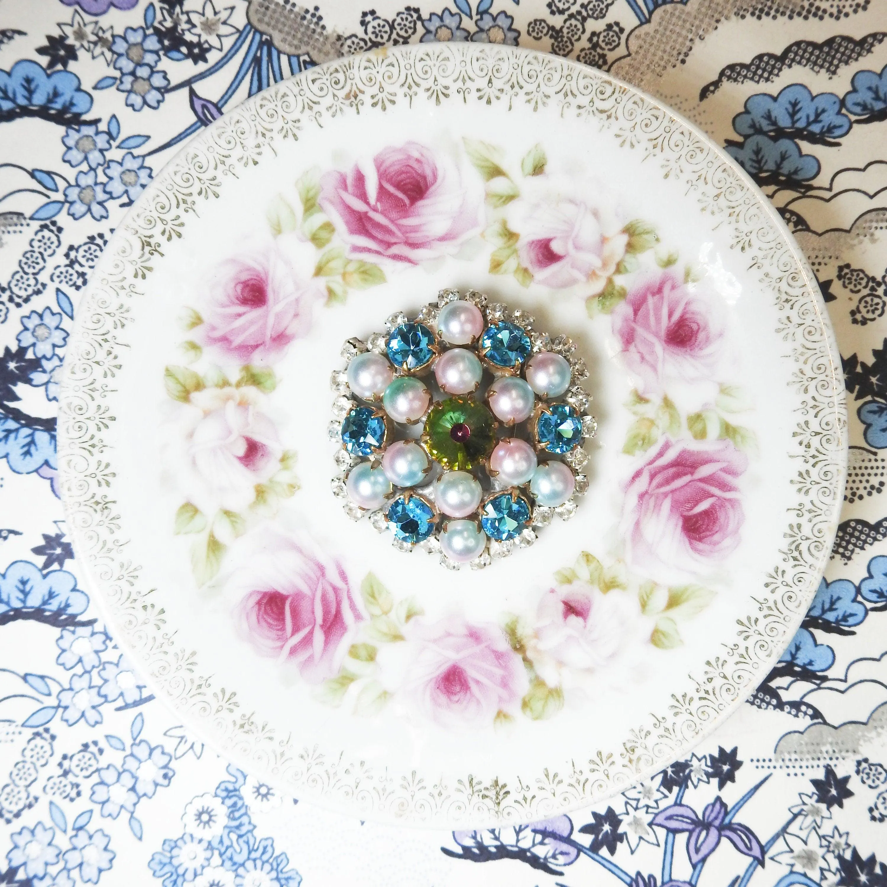 Round pearl brooch