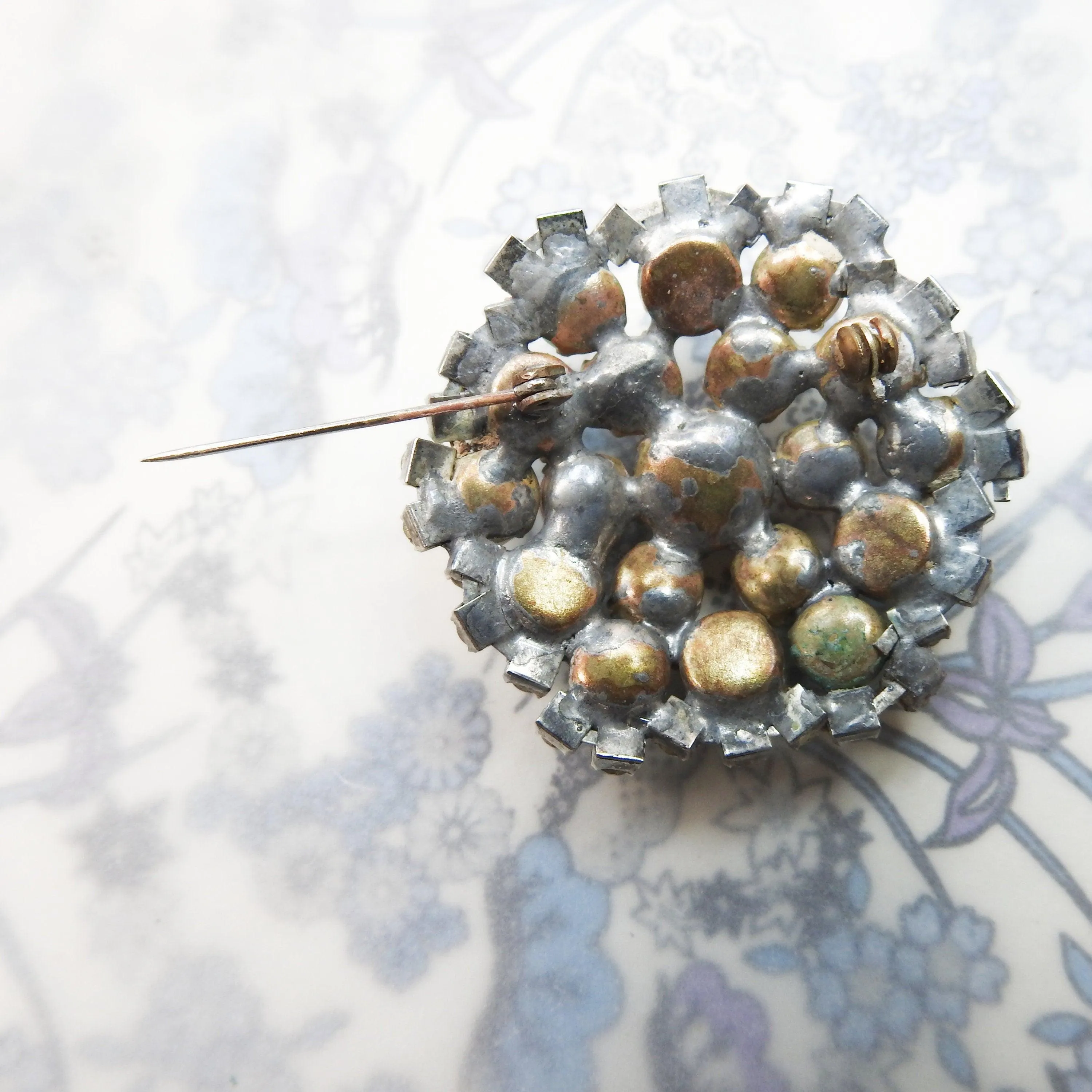 Round pearl brooch