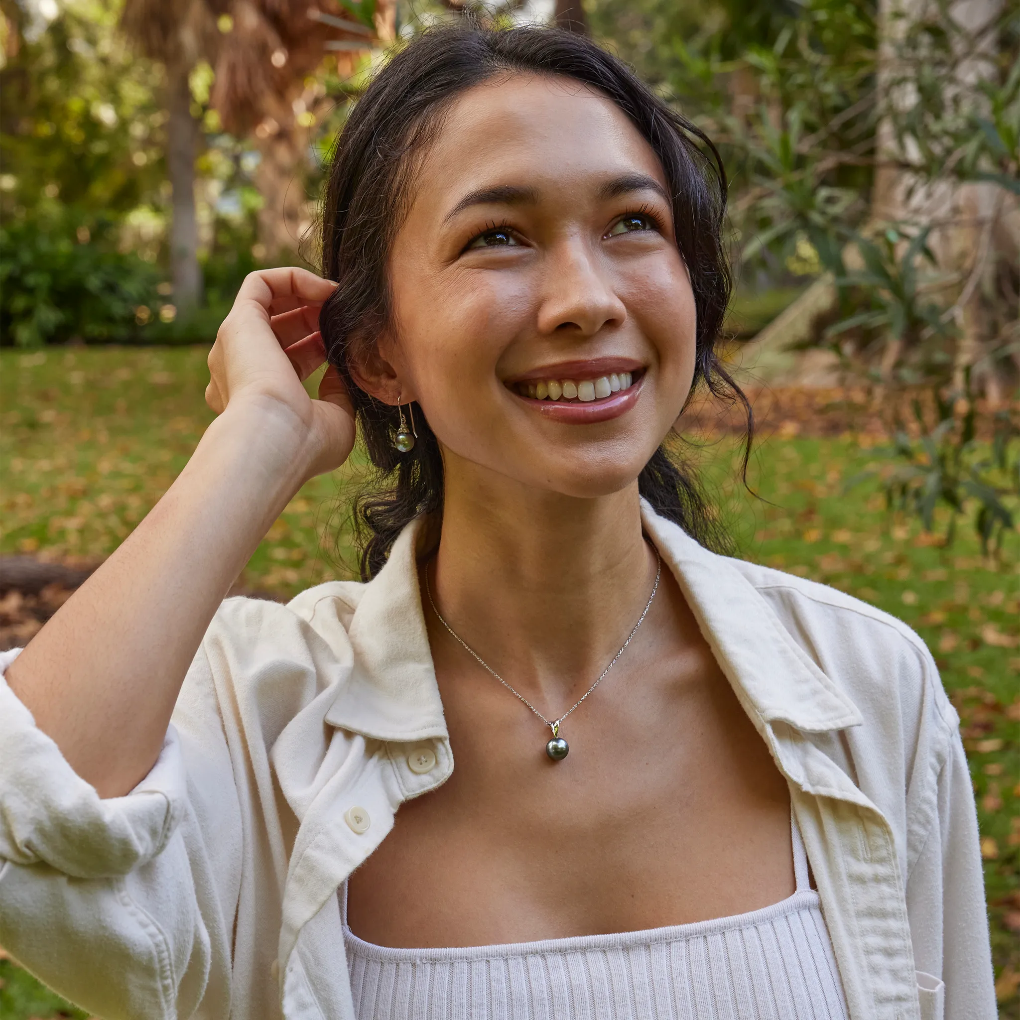 Tahitian Black Pearl Earrings in White Gold with Diamonds - 9-10mm