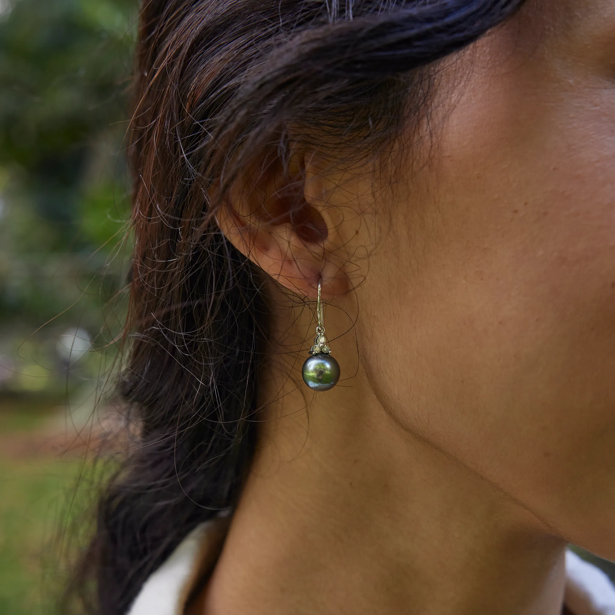 Tahitian Black Pearl Earrings in White Gold with Diamonds - 9-10mm